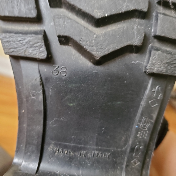 BURBERRY RAIN BOOTS SIZE 8 - Picture 5 of 7